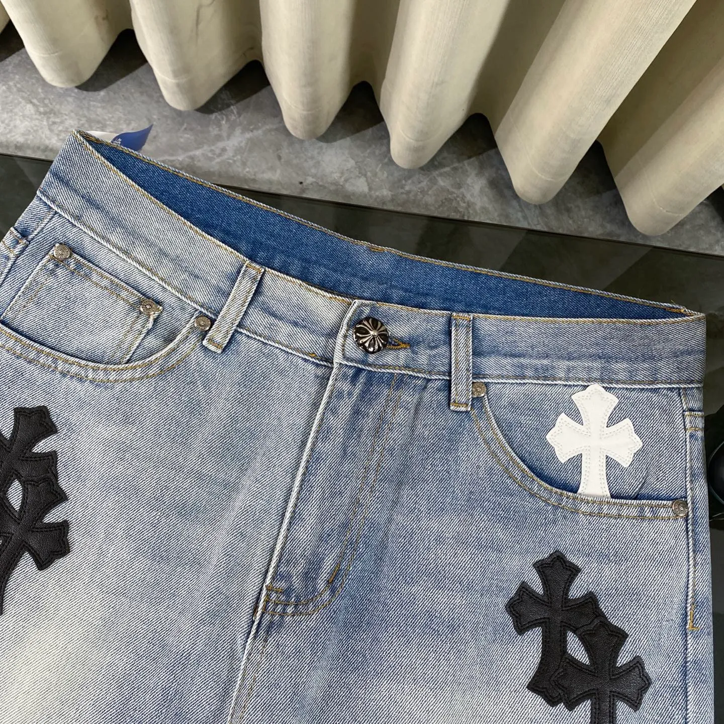 P240 CH Chromehearts black and white cross patch leather jeans, priced at 34W level, patchwork cross pattern embellishment, washed jeans! ! An absolutely high-end luxury product, a 1.9W-level god-level single product, a super popular product, made by top heavy industry, a magic weapon that cannot be missed! [About Zangyin] This is an extremely luxurious fashion brand that can also be called the aristocracy of the high street. It has always been an exclusive brand for some hipsters or rich second generations. Compared with ordinary high streets, it is more luxurious and noble. Compared with luxury brands, it is more fashionable and individual. It has always been a brand that I have a special liking for. [Top heavy industry fashion design] Consistently high-street luxury style. Speaking of this style, the Zangyin family and GU family are definitely the leading representative brands. Especially the Zangyin family has really achieved a state-of-the-art effect in creating high-street style. The unique washed material is used to create this style. The color system is already quite eye-catching. After it is decorated with patchwork cross flowers, it cleverly highlights the charm of the brand. Secondly, this style uses classic The high-waist cutting design highlights the long legs and fashionable temperament of the upper body. The brand is highly recognizable and the slim fit configuration is more suitable for daily wear. It is a product that interprets personality, fashion, and specifications at a glance. This single product is enough to make any fan excited. It can be a white T-shirt for a youthful college style, or a tight suspender for a royal style. It has strong matching ability and can be easily controlled by men.  [Materials and craftsmanship] Needless to say, this point goes without saying. As an excellent craftsman brand, Zangyin’s requirements for details and craftsmanship are really perfect. The washed color of this model has gone through so many processes, not to mention the embellishment of denim appliques. It is also purely hand-made and sewn. Just like what they believe in, only hand-made things have soul and have the meaning of wear. A top-notch heavy-duty fashionable denim item, I look forward to your perfect interpretation! !  Color: blue Size: 28-36